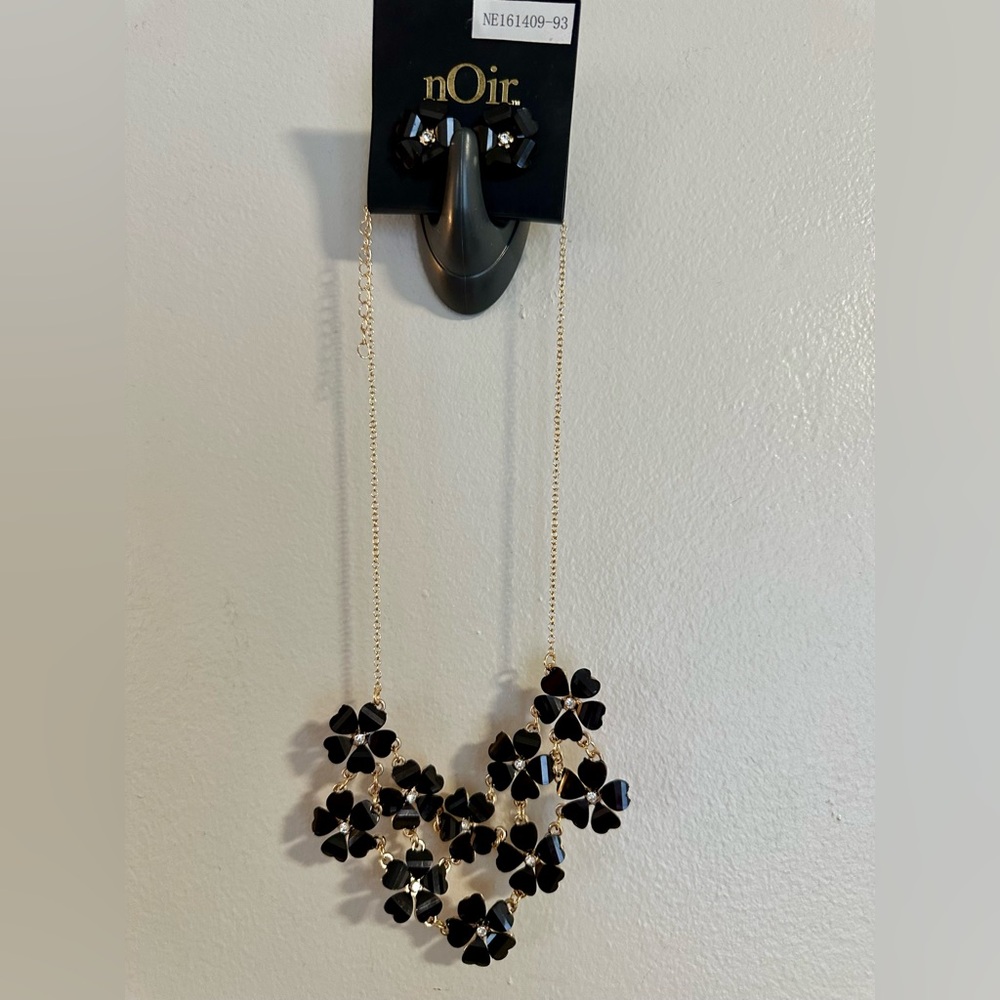 New NOIR Jewelry Black Flower Earrings and Necklace Set